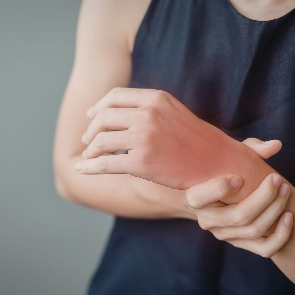 Dor nas juntas ao acordar: 5 sinais de que não é apenas “a idade chegando”